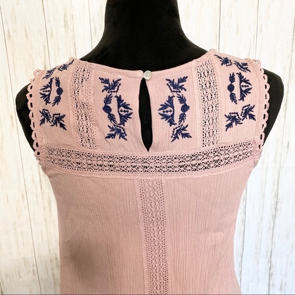 Francesca’s Blue Rain Brie Embroidered pink dress size small - Picture 6 of 7